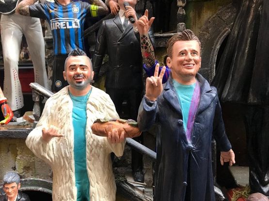 Natale, Pio e Amedeo diventano statue del presepe a Spaccanapoli