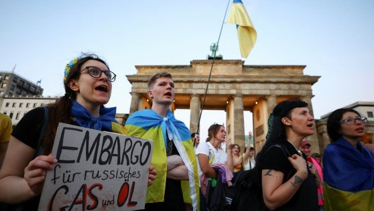 Caro elettricità, in Germania sfonda mille euro. Giù i riscaldamenti, stop alle pubblicità luminose. Così l'Europa si prepara all'inverno