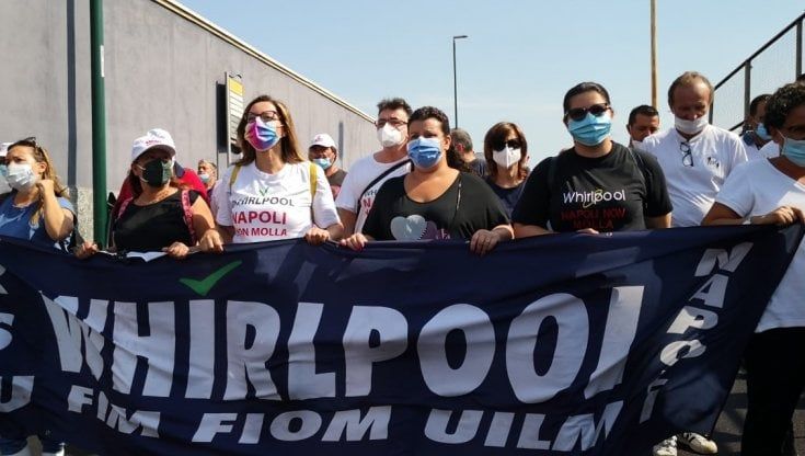 Whirlpool, operai bloccano l'ingresso al porto di Napoli