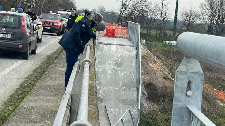 Passerella sull’Adda, le ipotesi sul crollo: bitume eccessivo, saldatura sbagliata o troppi carichi