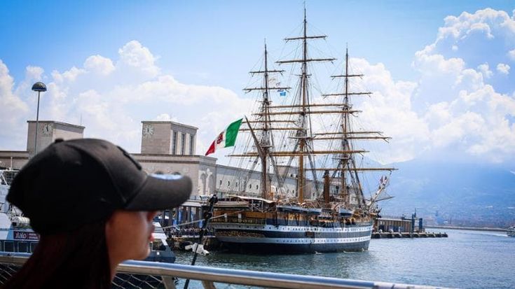 Il Vespucci al Beverello conquista turisti e bambini. “A Napoli siamo a casa”
