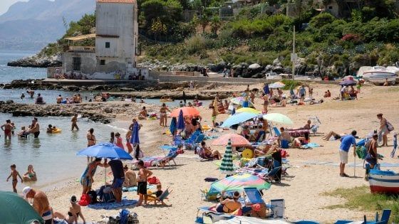 Legambiente: solo 4 spiagge su 10 sono libere e balneabili