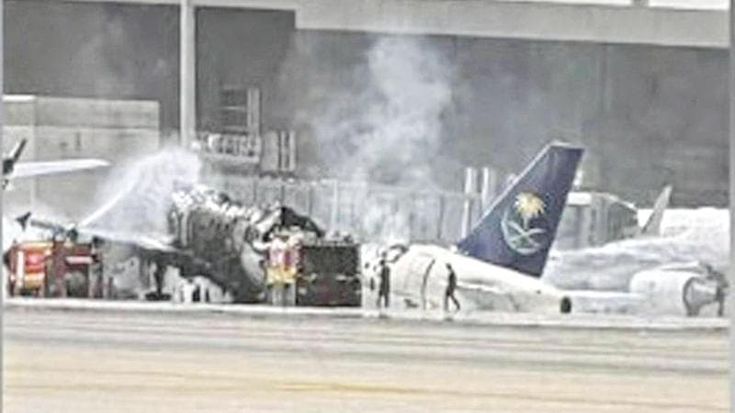 Missili degli Houthi su Riad. Colpito l’aeroporto, voli sospesi: 3 morti