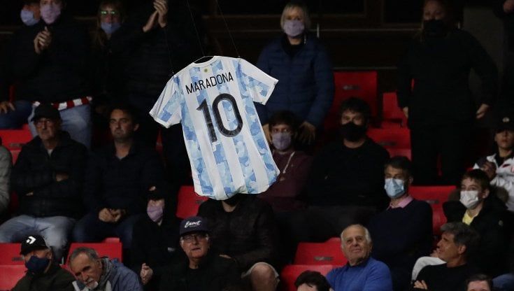 Cimeli, macchine, persino una lettera di Fidel Castro: i beni di Maradona vanno all'asta