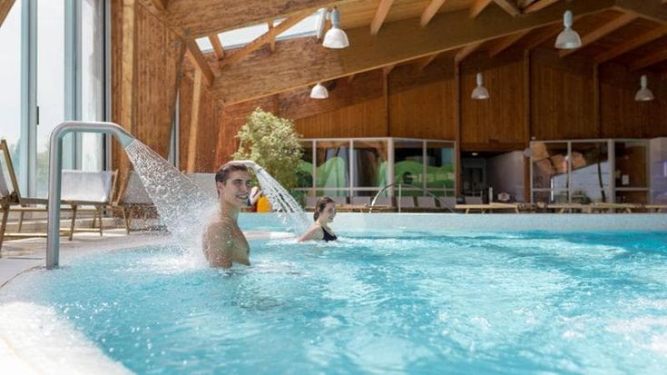 Fenomeno staycation, i dati del turismo a km zero tra piscine e spa: “Scelto dai millennial”