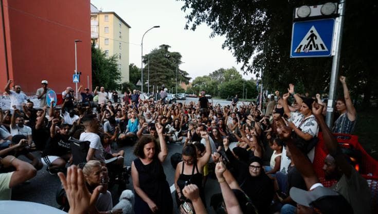 Presidio e corteo al Pilastro per la morte di Fakir. Lacrime, rabbia e il coro “Assassini”