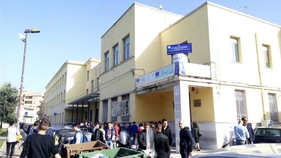 Brindisi, scuola a rischio crollo: arriva lo sgombero della Asl. Lezioni all'aperto per 700 studenti