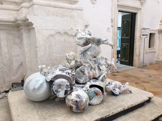 Ostuni, da giocattoli usati a sculture: la mostra in chiesa 