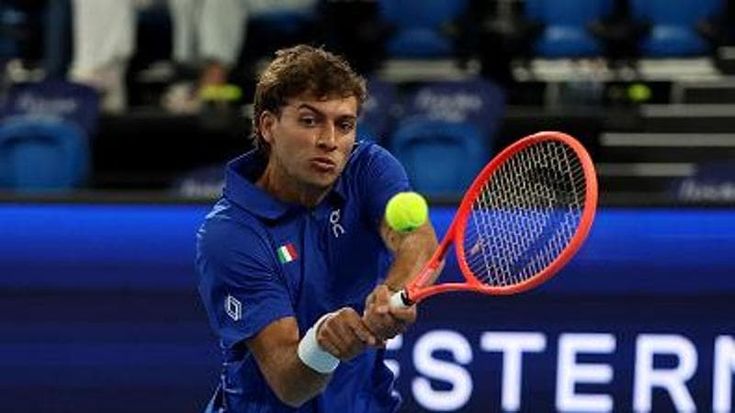 Cobolli perde la pallina dalla tasca, discute con arbitro e Wawrinka: cosa è successo