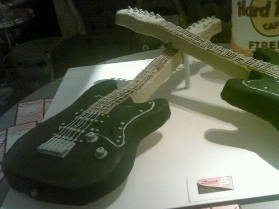 Cake designer e il dolce diventa una chitarra