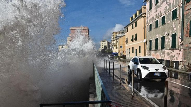 Genova, la furia della mareggiata: le immagini più spettacolari