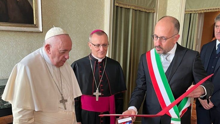 Papa Francesco in visita ad Asti riceve la cittadinanza onoraria: "Mi sono sempre sentito astigiano" e saluta la folla in dialetto