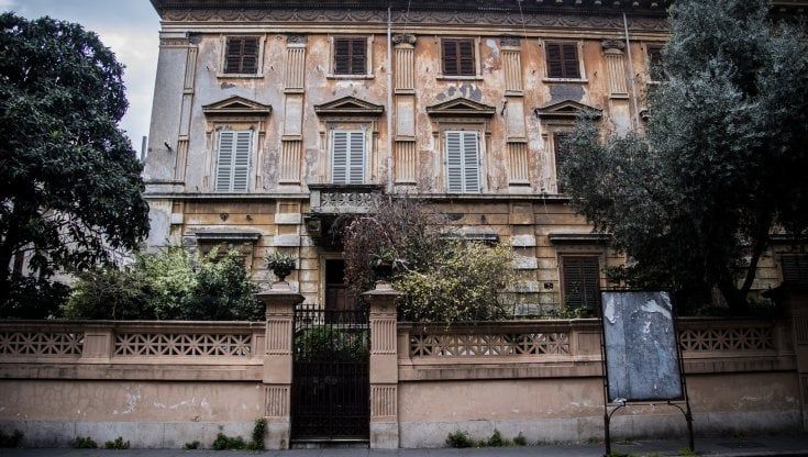 In via Sicilia la casa dei film con le finestre socchiuse