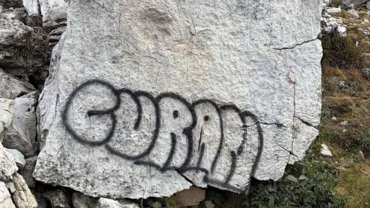 Tre Cime, dalle scritte “Tourists go home” allo spray sulle orme dei dinosauri
