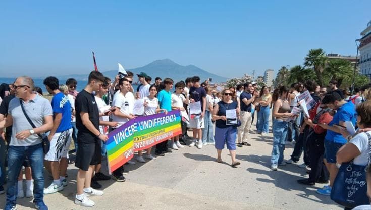 Centinaia di studenti in marcia per la pace da Gragnano a Castellammare: "No a tutte le guerre"