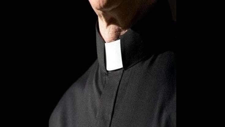 Salento, perseguita il prete di paese e lo pedina anche dopo i divieti: a processo una parrocchiana