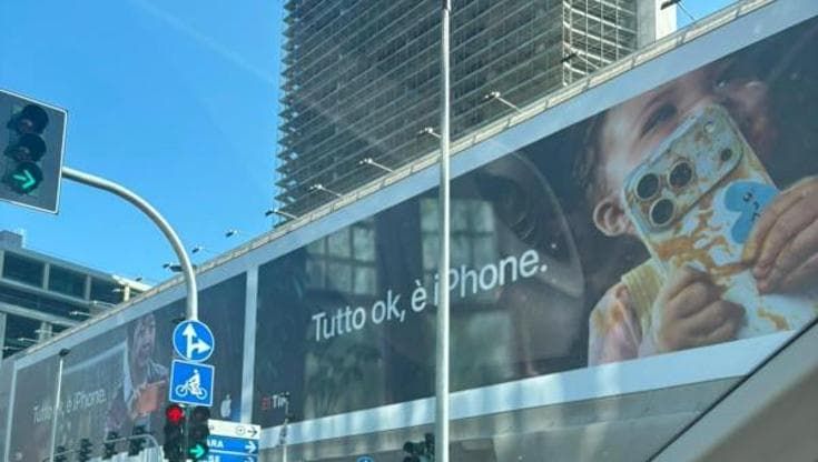 A 2 anni con l’iPhone in mano nella pubblicità? No, non è tutto ok