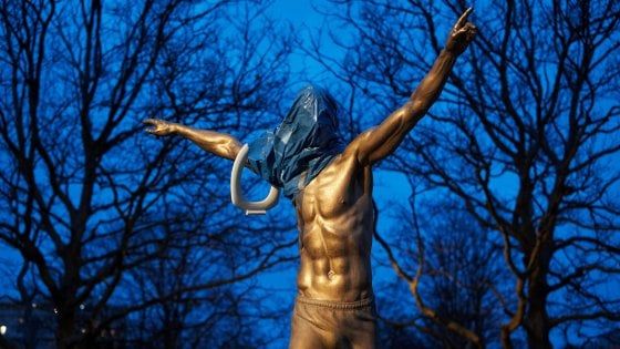 Svezia, Malmoe contro Ibrahimovic: statua vandalizzata e incendiata
