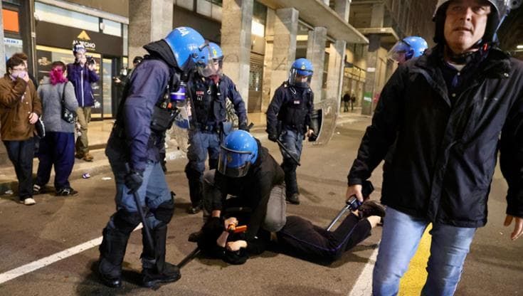 Scontri, bloccato dalla polizia ha un malore, portato al Maggiore poi dimesso. Idranti su ambulanza