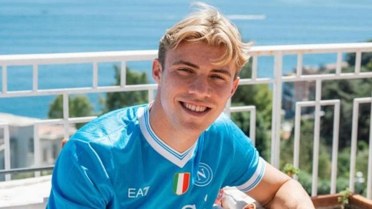 Hojlund, Elmas e Baridò: mercato boom del Napoli. Cessioni per 140 milioni
