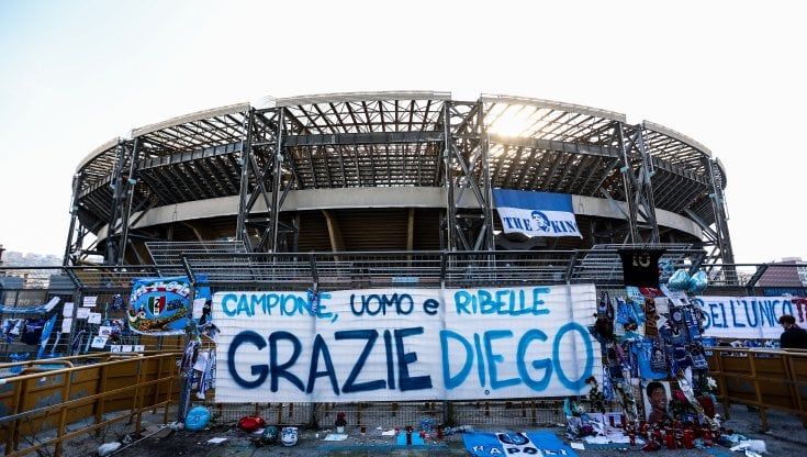 Napoli omaggia Maradona: "Lo stadio non basta, restituire campetti sportivi ai ragazzi delle periferie"