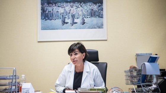 Coronavirus, la virologa Gismondo: "Richiamare i medici anziani? Meglio assumere i giovani"