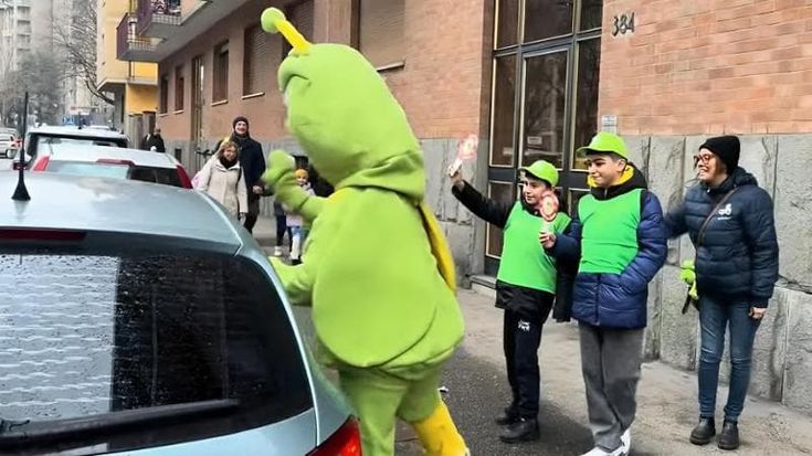 Bambini vigili mandano via i “furbetti” dal posteggio per disabili: 12 interventi in 20 minuti