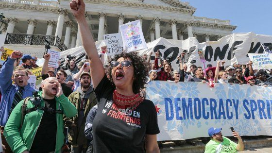 Primarie Usa, protesta contro il denaro in politica: 400 arresti a Washington
