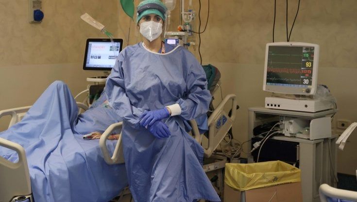 Covid, contagi e ricoveri in discesa. Decessi ancora in aumento