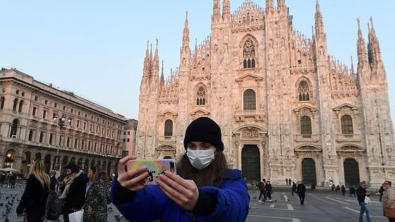 Milano che resiste. Dal metrò agli aperitivi: “Basta panico non è la peste”