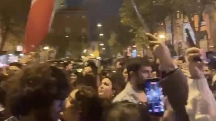 Napoli, la comunità iraniana scende in piazza: “In festa per la caduta di Khamenei”