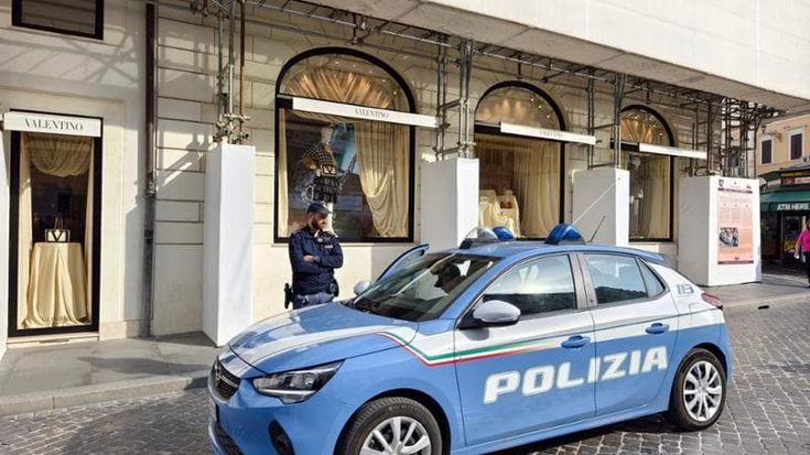 Valentino, furto di borsette da 140mila euro: “Forse erano ospiti di un b&b dello stesso palazzo”