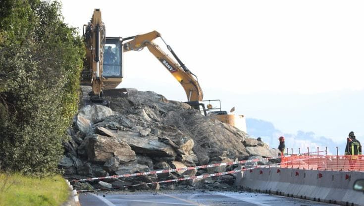 Frana di Arenzano, l’Aurelia è chiusa, pendolari in A10 e sui treni. Il sindaco: “Pedaggi gratis”