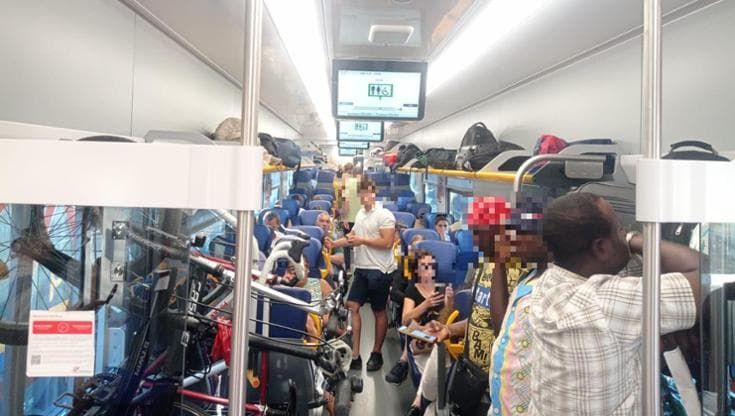 Treni, caos e ritardi a catena per un guasto sulla linea Bari-Lecce: “Vagoni stracolmi di gente”