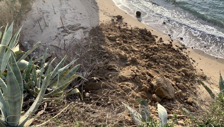 Palinuro, crolla il costone roccioso, chiusa la spiaggia della Ficocella 
