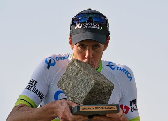 Parigi-Roubaix, il trionfo del vecchio Hayman: il film della corsa
