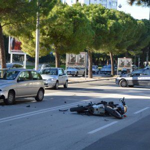 Bari, pedone di 16 anni investito da uno scooter a Japigia: operato al Policlinico, è grave