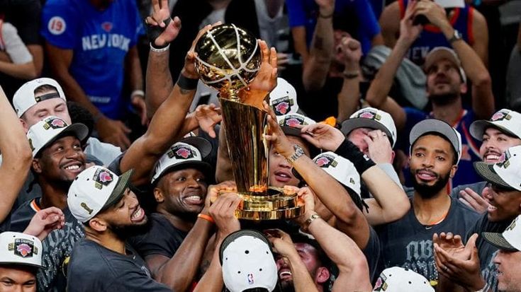 Nba, Knicks campioni dopo 53 anni: battono gli Spurs 94-90 e vincono le Finals. New York in festa