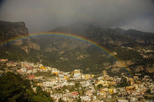 Positano, l'abbraccio dell'arcobaleno è una magia