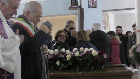 Il sindaco di Casal di Principe ai funerali della mamma di don Diana: "Porta al tuo Peppino il nostro grazie"