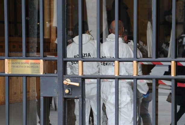 Donna decapitata, la polizia nel grattacielo di Brescia