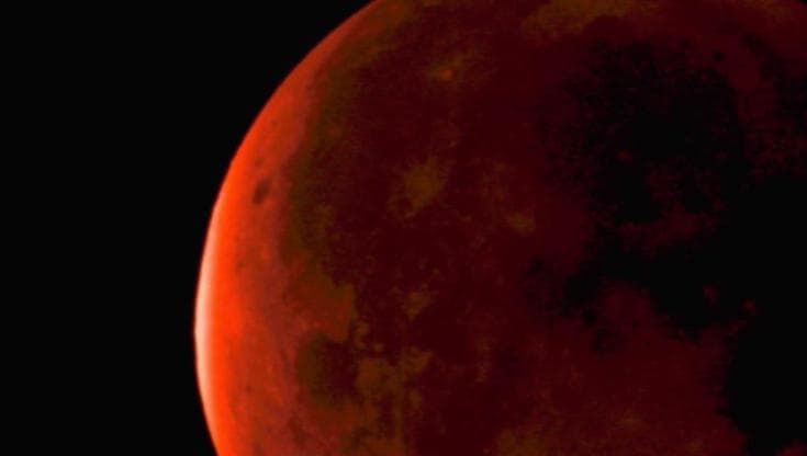 Il cielo torna a dare spettacolo, arriva l'eclissi di Luna: quando e come vederla in Italia