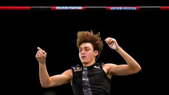 Salto con asta, l'incredibile sfida Duplantis-Lavillenie: quota 5 metri nel giardino di casa