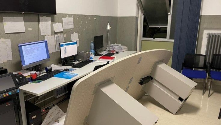 Palermo, medico del Policlinico aggredito dai parenti di una ricoverata: gli hanno rotto un braccio