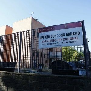 Roma, condoni nella paralisi: "Ora il modello Napoli con gli autocertificati"