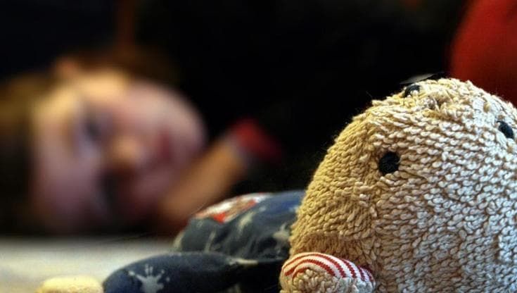 “Picchiata e molestata da mio padre durante violenta lite”. L’indagine sulla denuncia di una 15enne