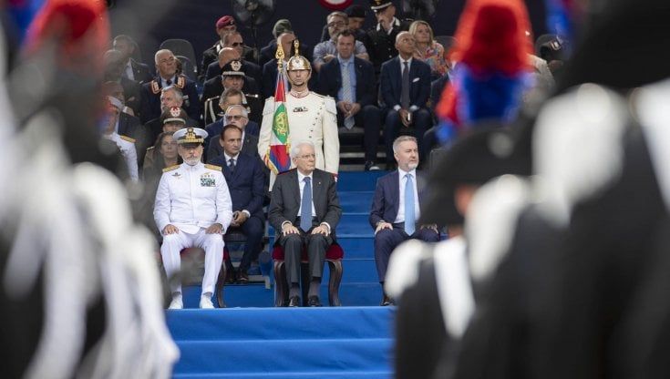 Torta di compleanno per il presidente, Mattarella festeggia 81 anni a Torino