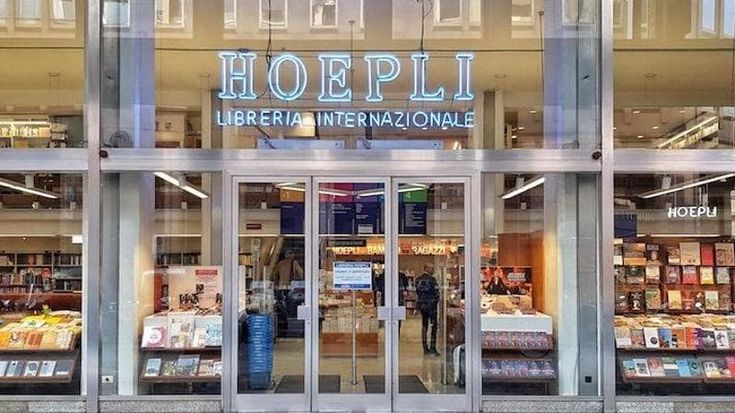 La crisi della libreria Hoepli, un futuro tra liquidazione e vendita: a rischio un simbolo di Milano