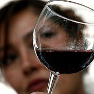 Beve vino al metanolo, muore donna romena a Gela