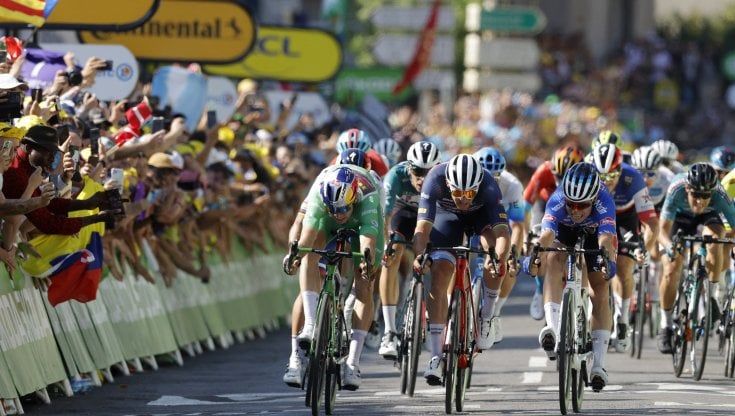 Tour de France, Philipsen vince a Carcassonne. Caldo e cadute, Vingegaard resta in giallo ma perde due uomini